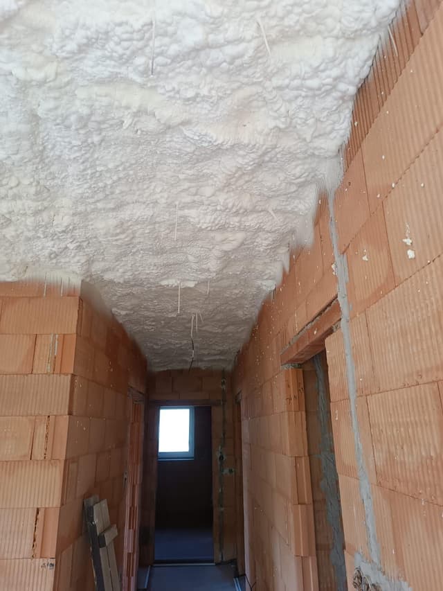 Stříkaná izolace v rodinném domě - realizováno společností AD Podlady