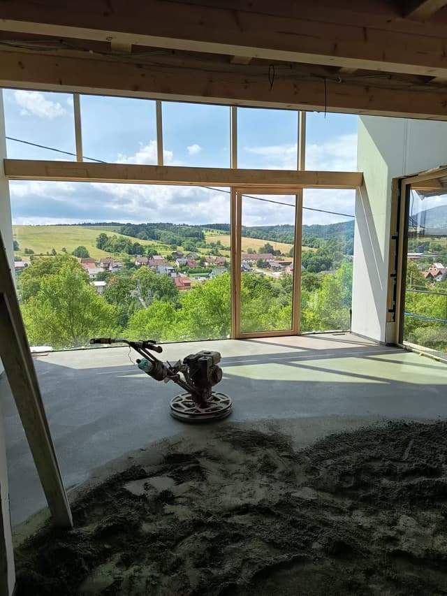 Betonový suchý potěr připravený pro litou podlahu