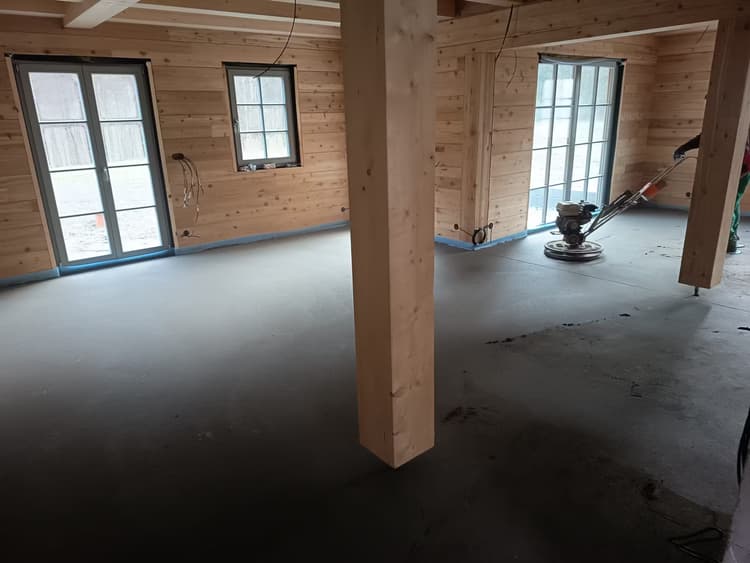 Hotový suchý potěr pomocí hladičky betonu - realizace společností AD Podlady