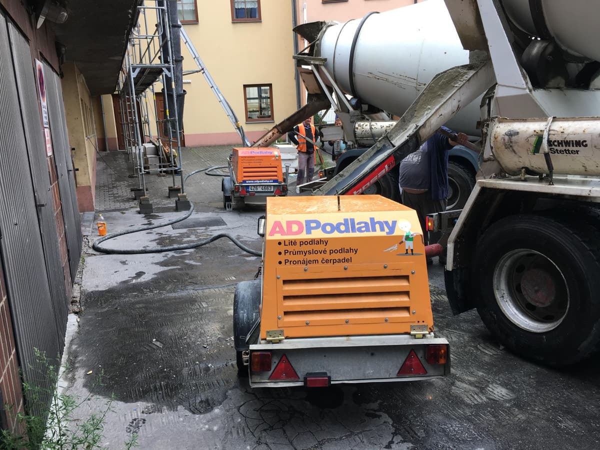 Oranžové čerpadlo na lité podlahy společnosti AD Podlady