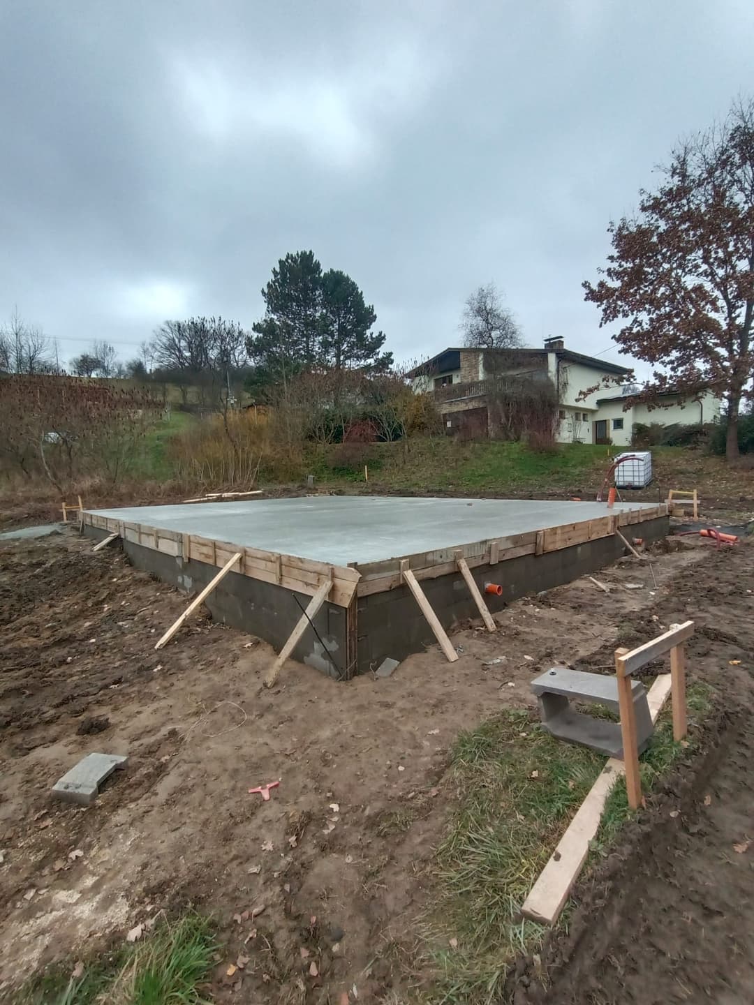 Hotová základová deska pro rodinný dům - realizováno společností AD Podlady