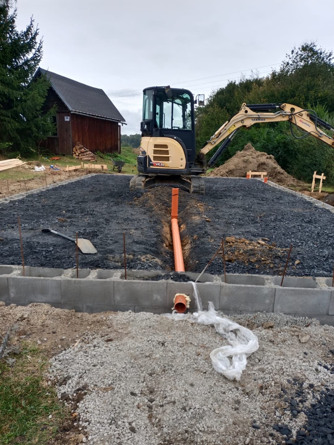 Vykopávání zakladové desky pomocí bagru - realizace společností AD Podlady
