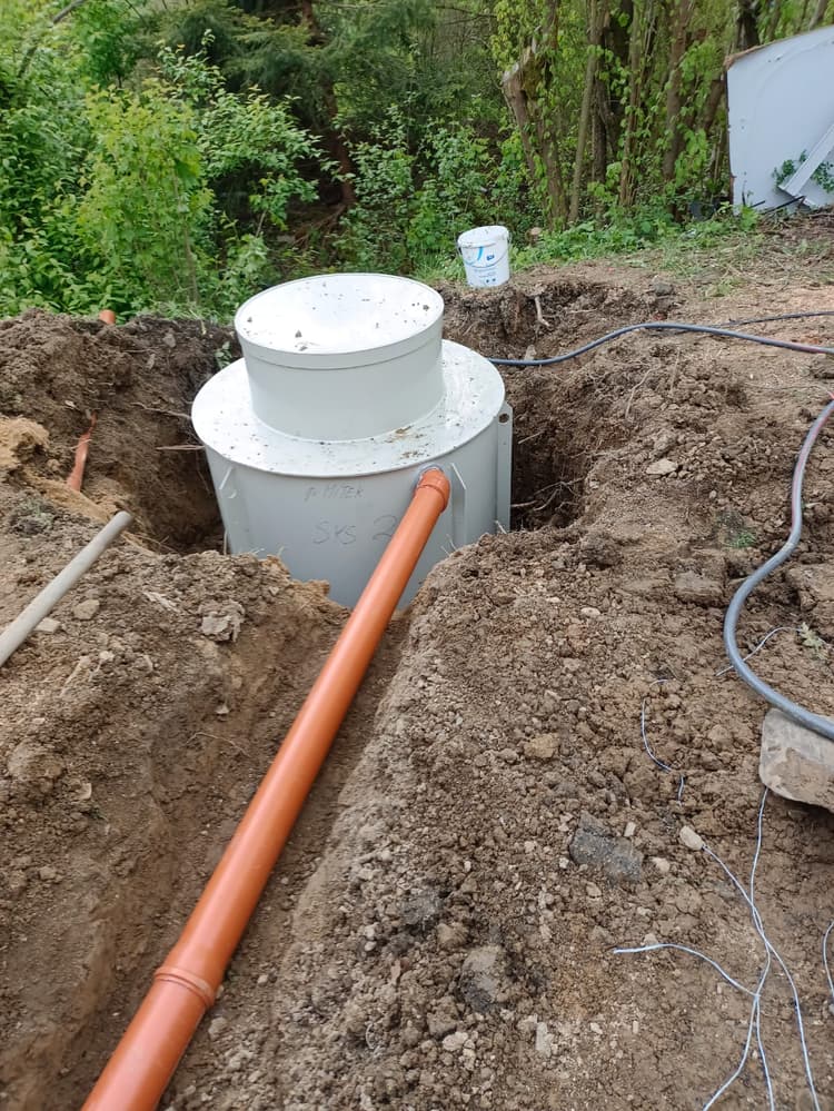 Vykopání díry pro kanaliuace k základové desce - realizace společností AD Podlady